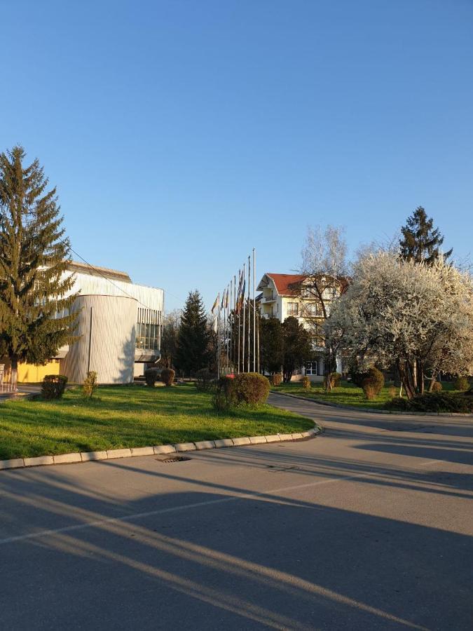 Hotel Everest Тыргу-Муреш Экстерьер фото